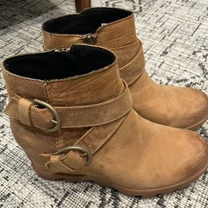 EUC Sorel Joan of Arctic Wedge bootie Size 8/39 Tan